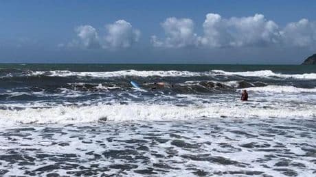 Marinella di Sarzana, triplice salvataggio tra i bagni Ambra e Oasi | Foto