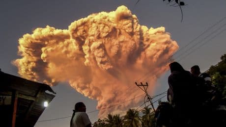 Indonésie : éruption spectaculaire du mont Lewotobi Laki-Laki sur l’île de Flores