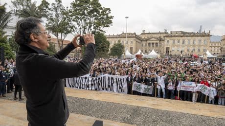 Díaz-Balart a Petro: "Busque ayuda profesional con su problema de adicción"