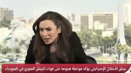 Israele bombarda Damasco in diretta TV: panico nello studio siriano