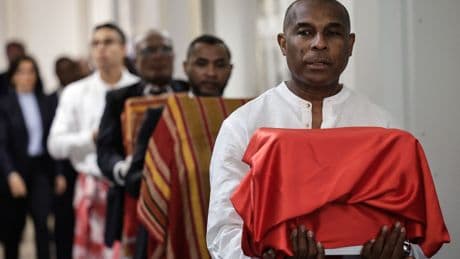 Restitution de biens coloniaux : la France rend trois crânes sakalaves à Madagascar