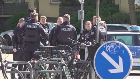SEK-Einsatz in Bremen - Bettler mit Kind (1) bedroht Passanten mit Messer