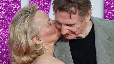 Promi-Liebe?: "Bin schwer verliebt": Liam Neeson und Pamela Anderson befeuern Gerüchte