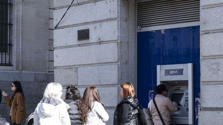 Suben las comisiones: los bancos ingresan un 5% más este año gracias a sus clientes 'más ricos'