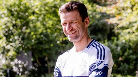 Wechsel offiziell! - Hier zeigt sich Müller im neuen Trikot