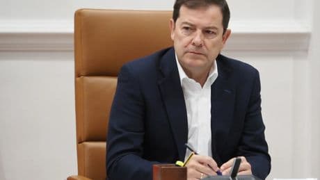 La tensión entre el PP y el PSOE aumenta: Mañueco critica que Sánchez no le haya llamado y Ferraz carga contra su gestión