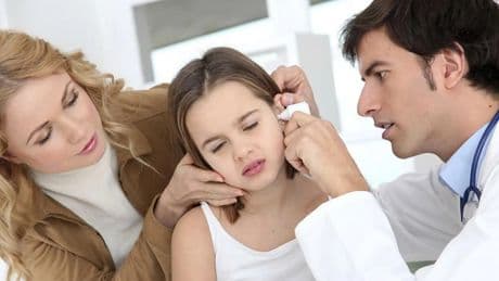 La advertencia de una farmacéutica sobre este gesto si tienes otitis: "Podrías perder parte de tu oído"