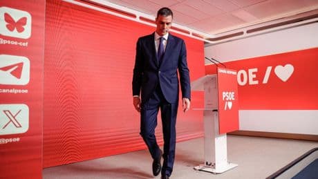 Sánchez en el precipicio: seguir así no es una opción