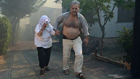 Inferno in Griechenland: Flammen zerstören zahlreiche Häuser in Ostattika