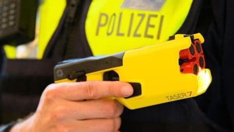 Dobrindt: Darum braucht die Polizei eine neue Dienstwaffe