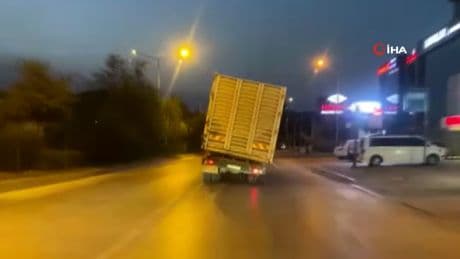 Trafikte tehlike saçan kamyon