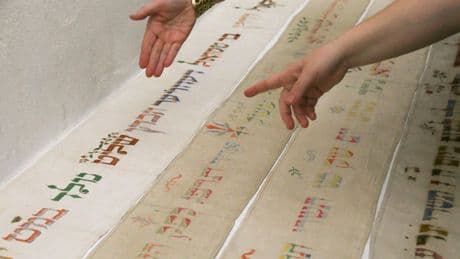 La France restitue des bandelettes de Torah pillées par les nazis