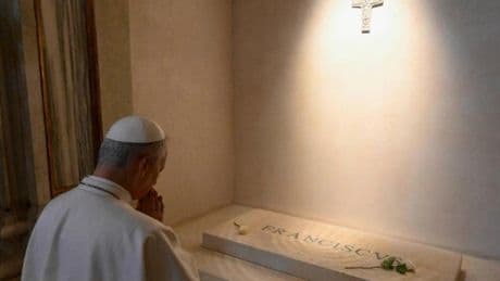 León XIV visita la tumba de Francisco