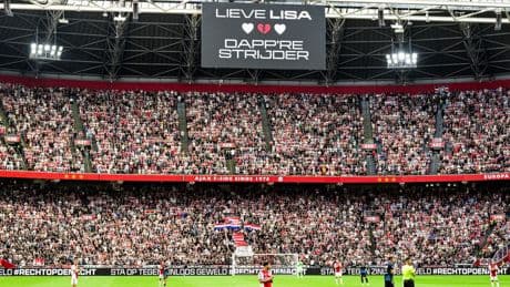 Applaus in zeventiende minuut Ajax-Heracles voor omgebrachte Lisa (17)