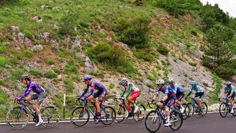 LIVE Giro d’Italia: razend spannende ontknoping lonkt, renners beklimmen Tagliacozzo