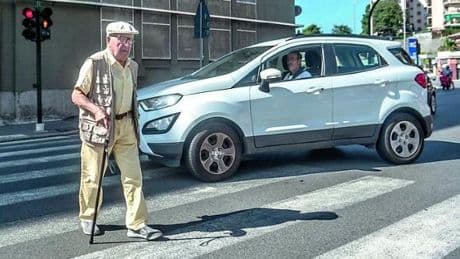 “Ho 92 anni e il bastone: come posso attraversare la strada in 10 secondi?”