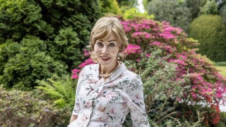 Marijke Helwegen (76) is helemaal klaar met plastische chirurgie: ’Ik maak me zorgen om jonge meiden die zich al laten verbouwen’
