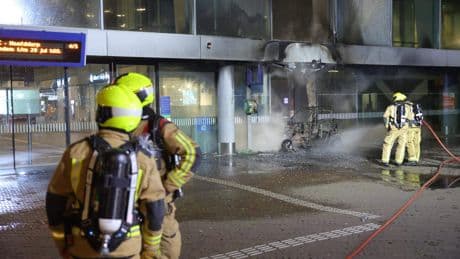 Den Haag Centraal ontruimd na brand bij ingang
