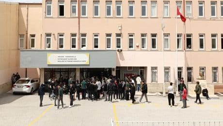 Meslek liseliler ‘Okul kirlenmesin’ diye okul binasından çıkartıldı