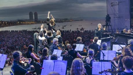 La velas piratas de 'Mar i Cel' se inflan en la Barceloneta ante 30.000 personas