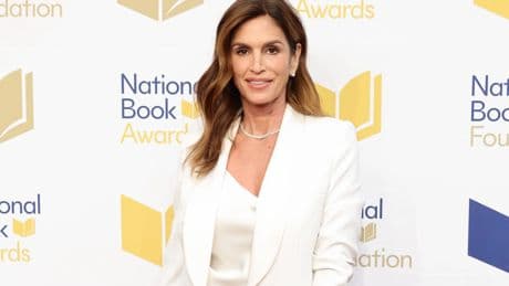La sentadilla con peso que Cindy Crawford hace cada día en casa para mantenerse en forma