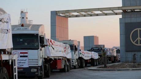 Eerste vrachtwagens met voedsel rijden vanuit Egypte Gaza in