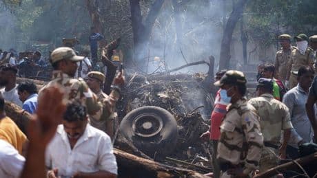 Brit is voorlopig enige overlevende van vliegtuigcrash in India: ’Overal lagen lichamen, ik was bang’