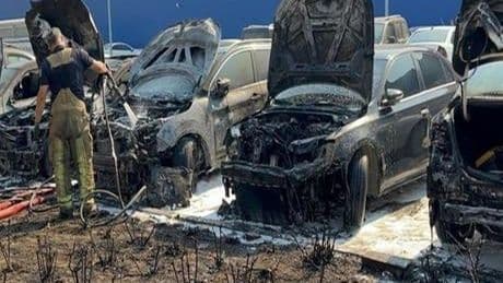 AVM otoparkında yangın paniği! Araçlar yandı kullanılamaz hale geldi