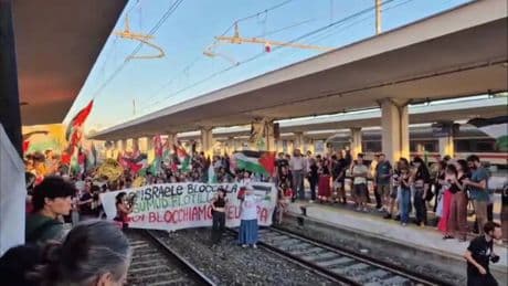 "Sostegno alla Flottiglia". Manifestanti pro Pal bloccano la stazione di Pisa