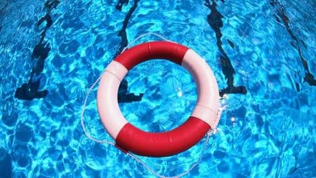 Badeunfall: Siebenjährige geht unter - Eltern bekommen nichts mit