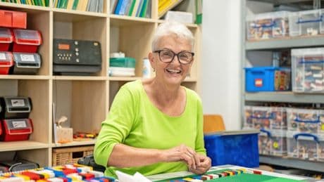 Von Hanau in die Welt: Das ist die Mission der Lego-Oma