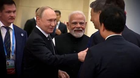 Accolades et rires entre Xi Jinping, Vladimir Poutine et Narendra Modi : l’une des images fortes du sommet de Tianjin