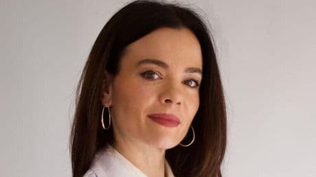 La farmacéutica Helena Rodero revela el ingrediente común que provoca arrugas y flacidez: "Se lleva el agua de tu piel"