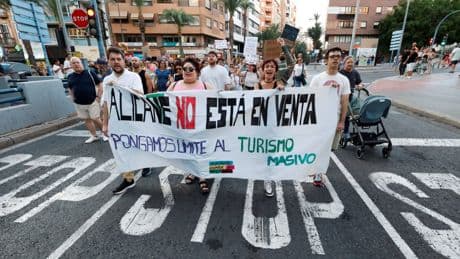 Hundreds protest Brits turning Alicante into ‘theme park for drunken tourism’