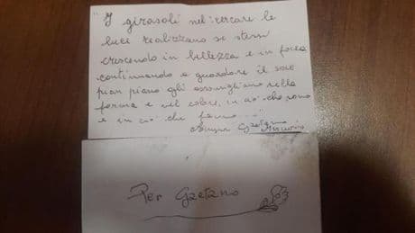 Il misterioso biglietto d’auguri trovato nel piazzale di un supermercato a Follo