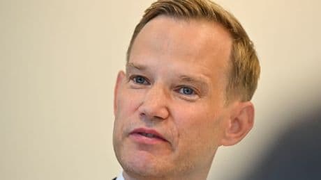 Hendrik Streeck will Alkoholverkauf an Tankstellen und in Supermärkten einschränken