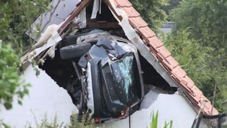 Bohmte bei OsnabrückAuto kracht in Scheunendach, Kind schwer verletzt