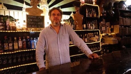 El Musical Maria cumple 45 años pinchando rock en Gràcia: "Ser el último de una especie no es motivo de alegría"
