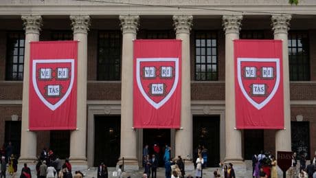 Un juez suspende temporalmente el último veto de Trump a estudiantes extranjeros de Harvard
