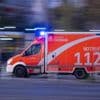 Schaulustige mussten zurückgedrängt werden: 19-Jähriger kracht mit VW Polo gegen Wohnmobil – sechs Verletzte
