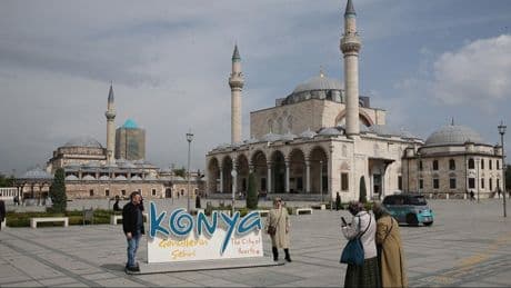 Kadın ve erkeklerin oteline bile tam bin metre koydu