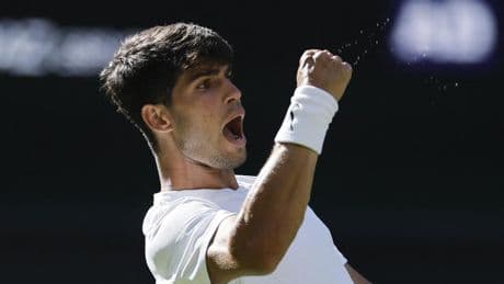 Alcaraz reacciona a tiempo y vence con sufrimiento a Fognini en su estreno en Wimbledon