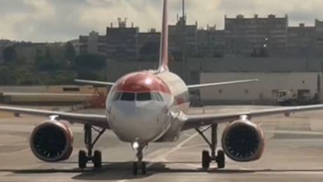 Dos pasajeros detenidos tras una falsa amenaza de bomba en un vuelo que iba de Azores a Bilbao