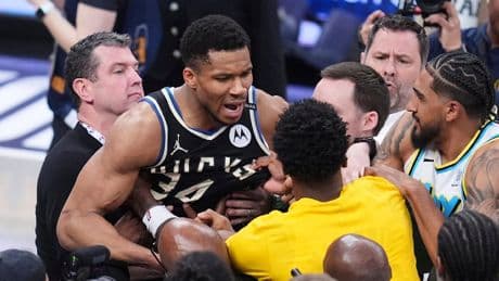 Er stürmte aufs Feld - Zuschauer geht auf NBA-Superstar los!
