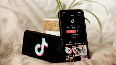 TikTok es una de las mayores fuentes de desinformación de nuestro tiempo. Su solución: copiar una idea de Elon Musk