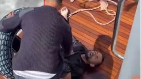 Dramático rescate: una familia socorre a un chico que cruzaba el Estrecho con un flotador y unos aletas
