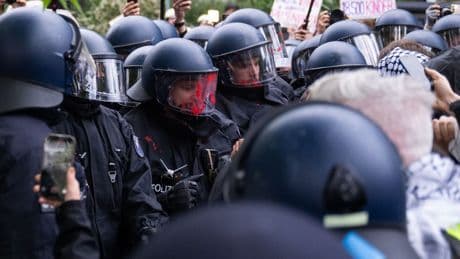Nahost-Konflikt: Polizist bei Demo schwer verletzt: Hinweisportal