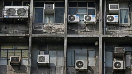 "Avant, je dormais sur la terrasse": les Indiens se précipitent sur les climatiseurs, ils en achètent déjà trois fois plus que les Américains