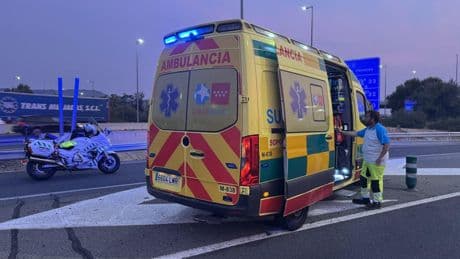 Muere un motorista en Alcalá de Henares tras salirse de la A-2 y chocar contra una señal