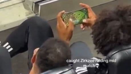 Yıldız oyuncu maç sırasında Clash of Clans oynadı
